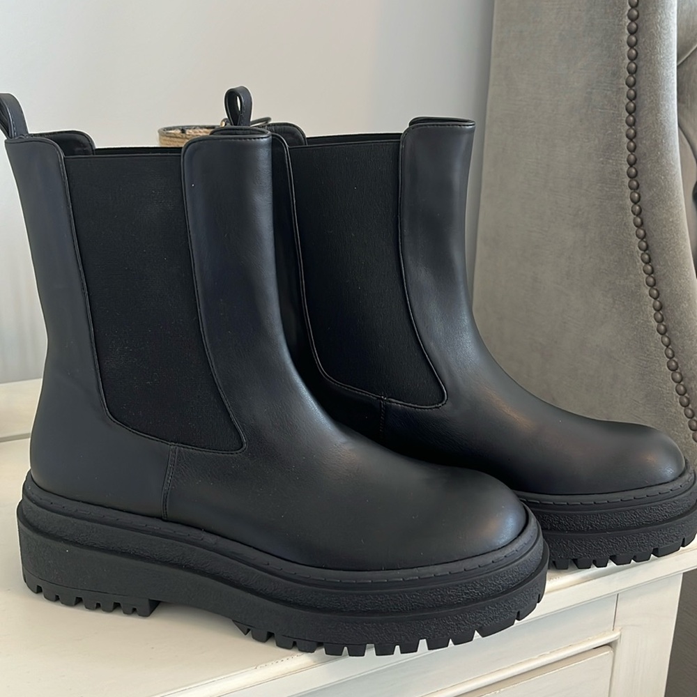 NWOT GOOD AMERICAN Chelsea Lug Boots 8 1/2